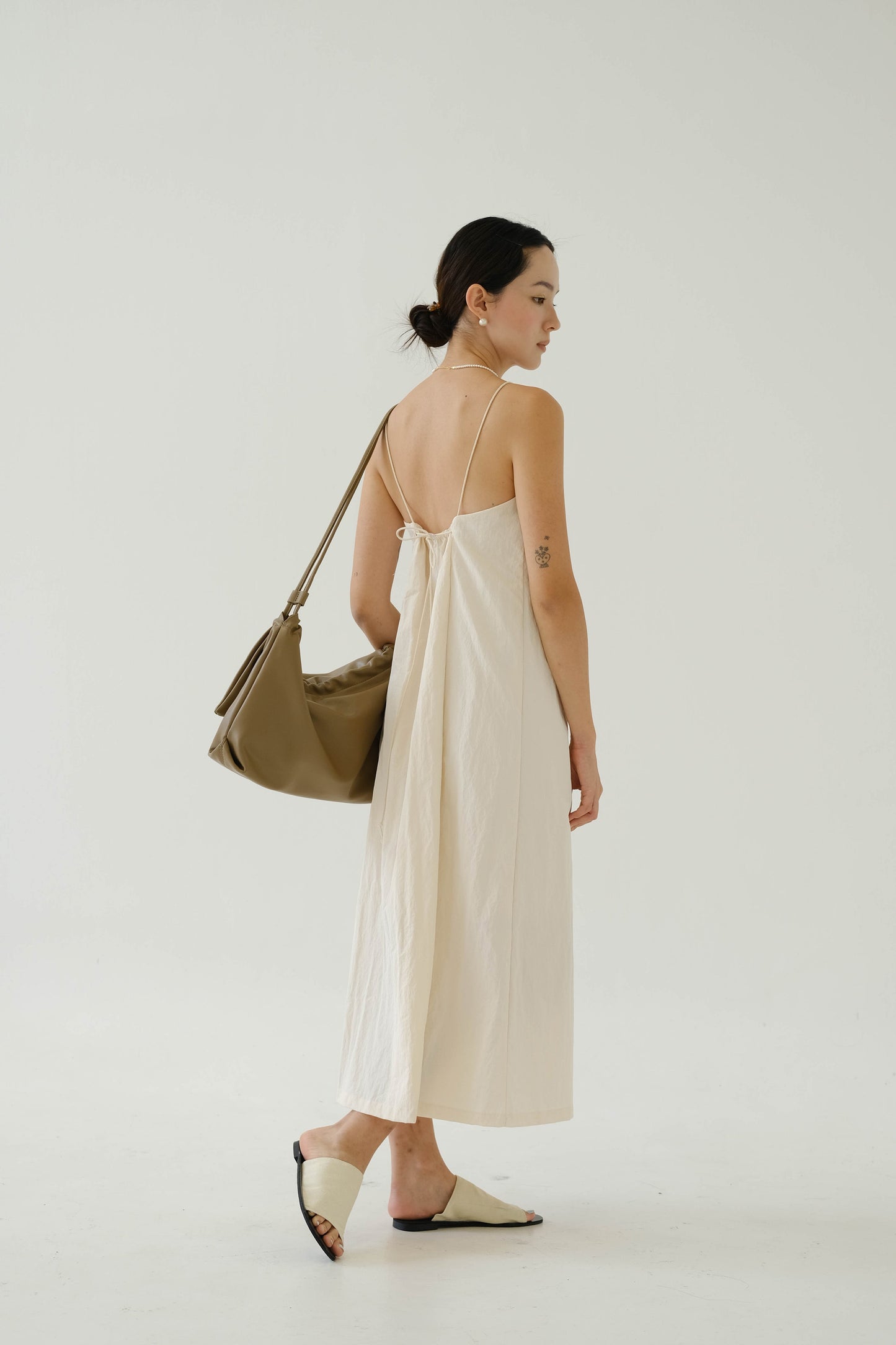 Drawstring Pleated Large Capacity Shoulder Bag in Mud Color