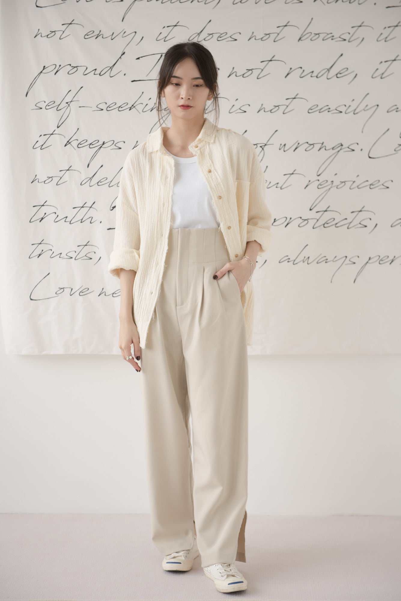 High-waisted wide-legged trousers