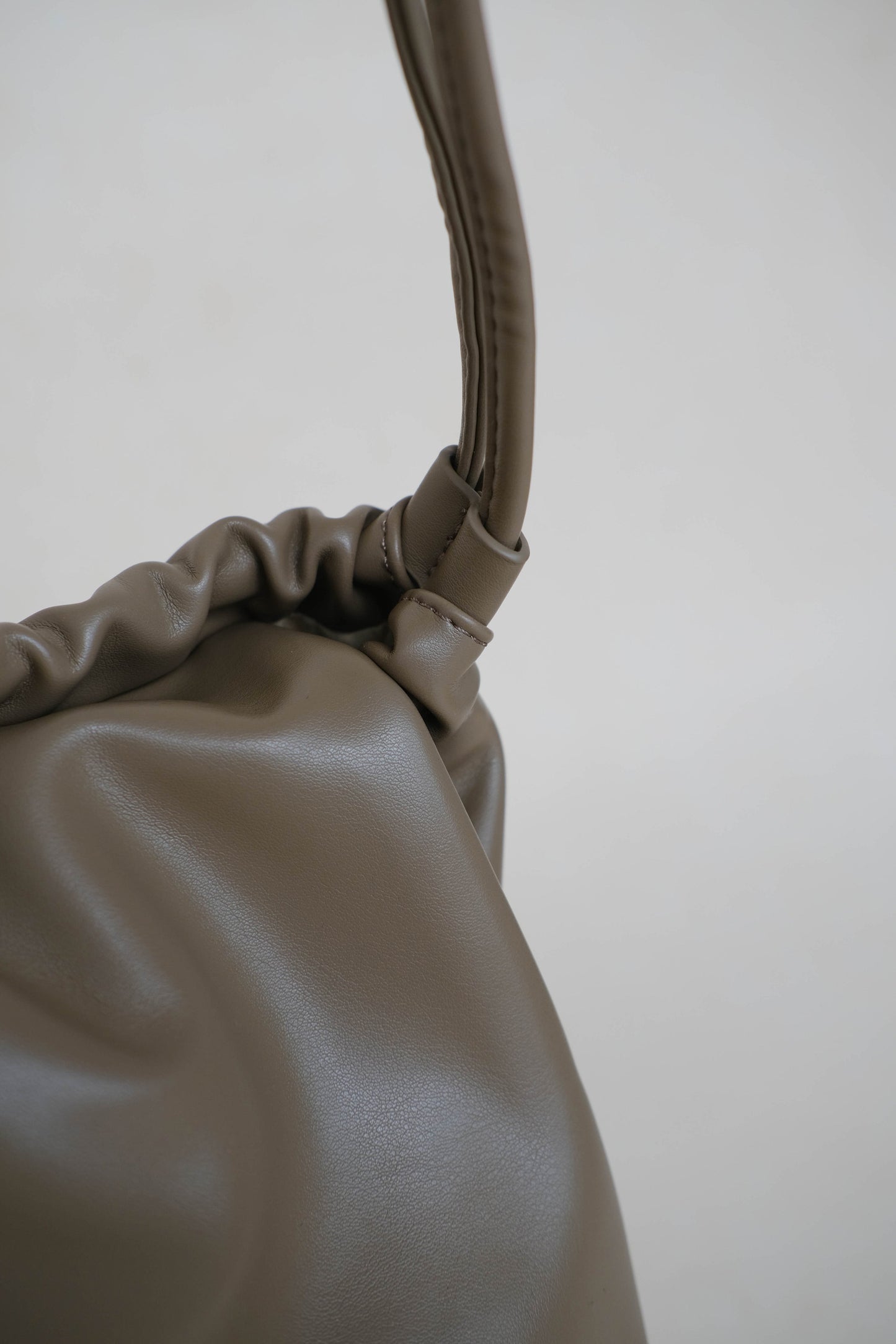 Drawstring Pleated Large Capacity Shoulder Bag in Mud Color