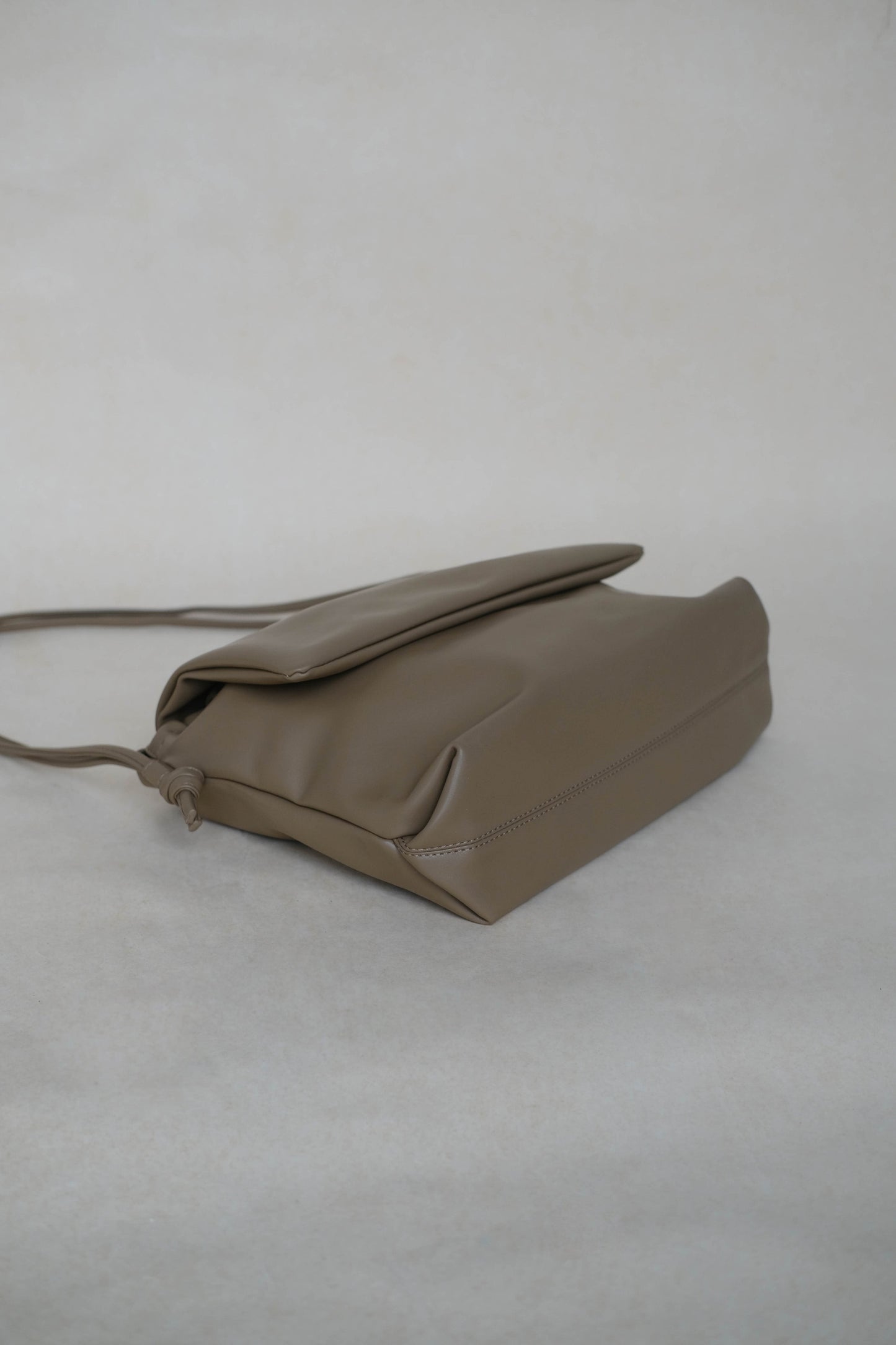 Drawstring Pleated Large Capacity Shoulder Bag in Mud Color