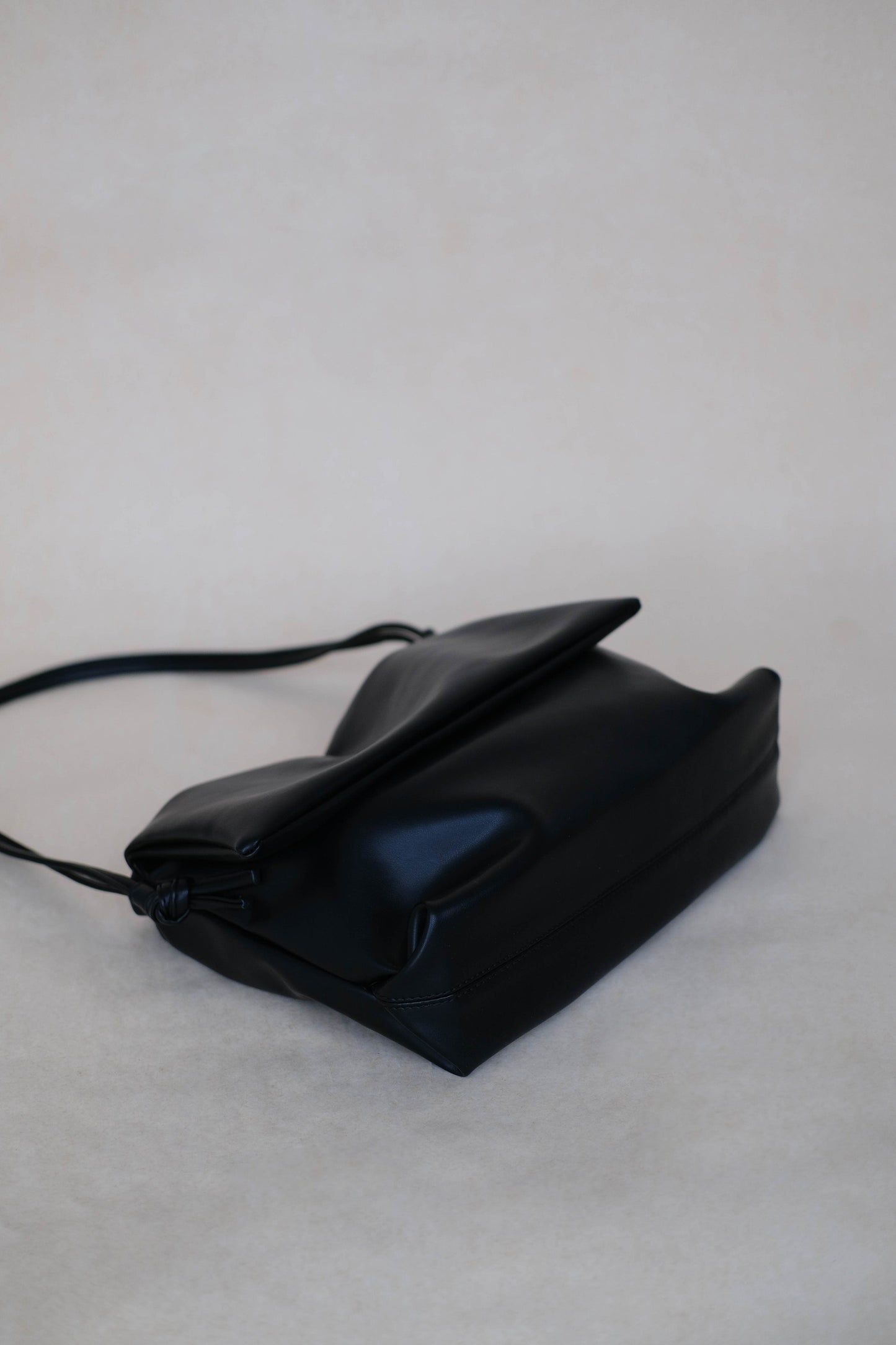 Drawstring Pleated Large Capacity Shoulder Bag in Classic Black