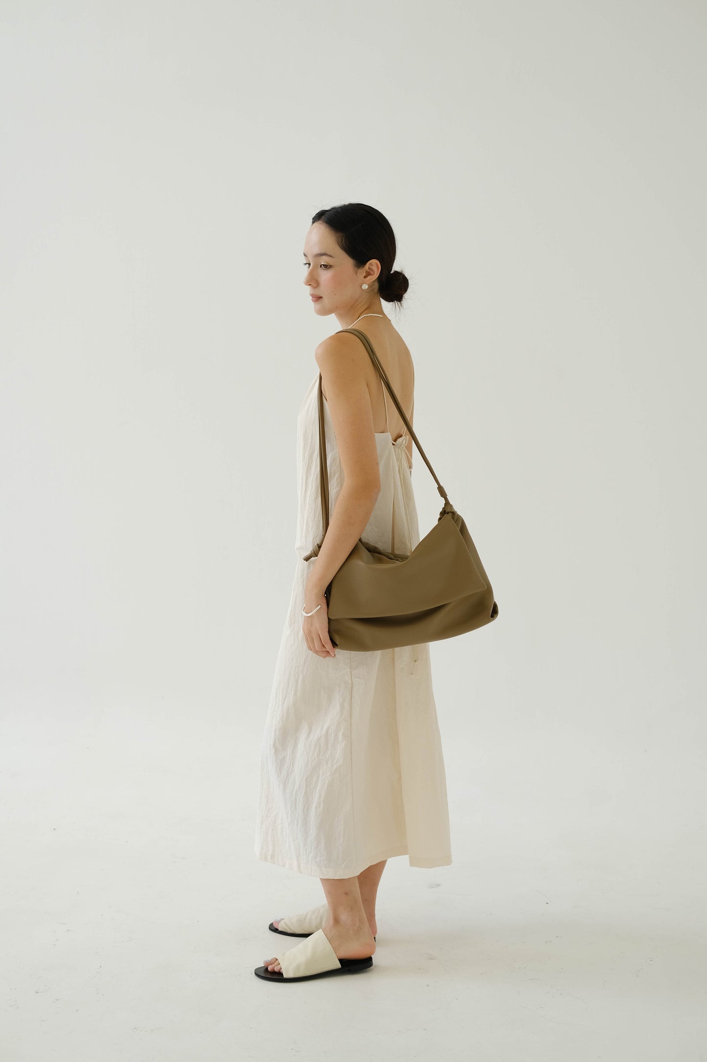 Drawstring Pleated Large Capacity Shoulder Bag in Mud Color