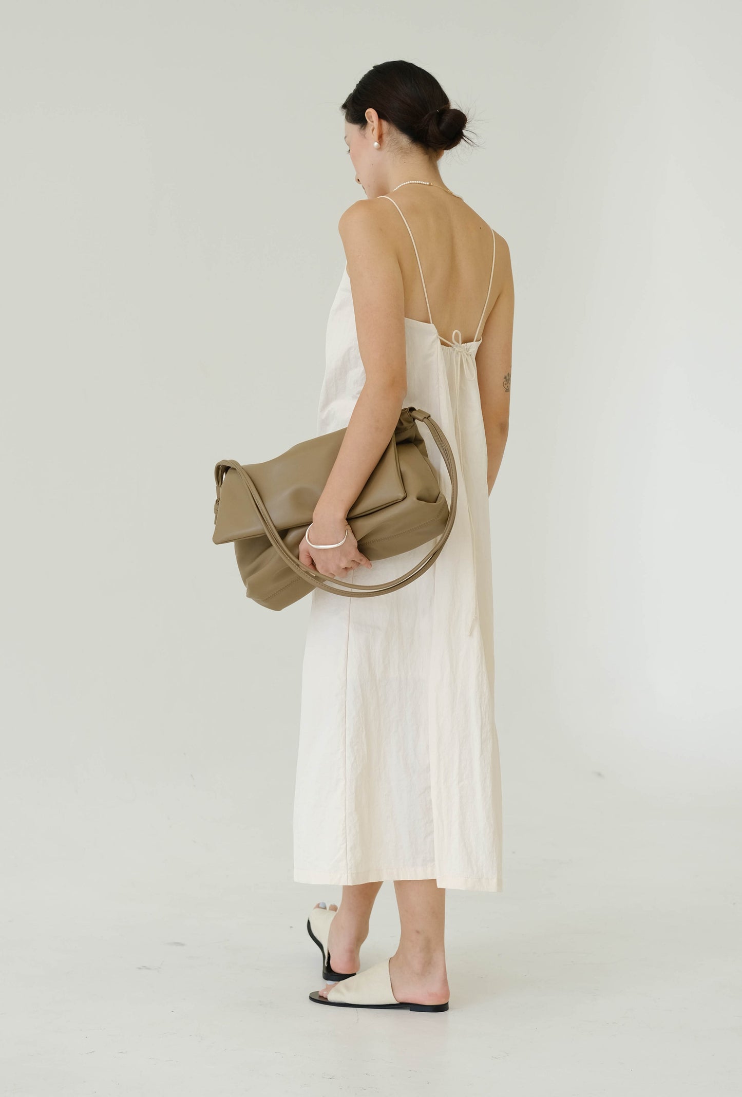 Drawstring Pleated Large Capacity Shoulder Bag in Mud Color