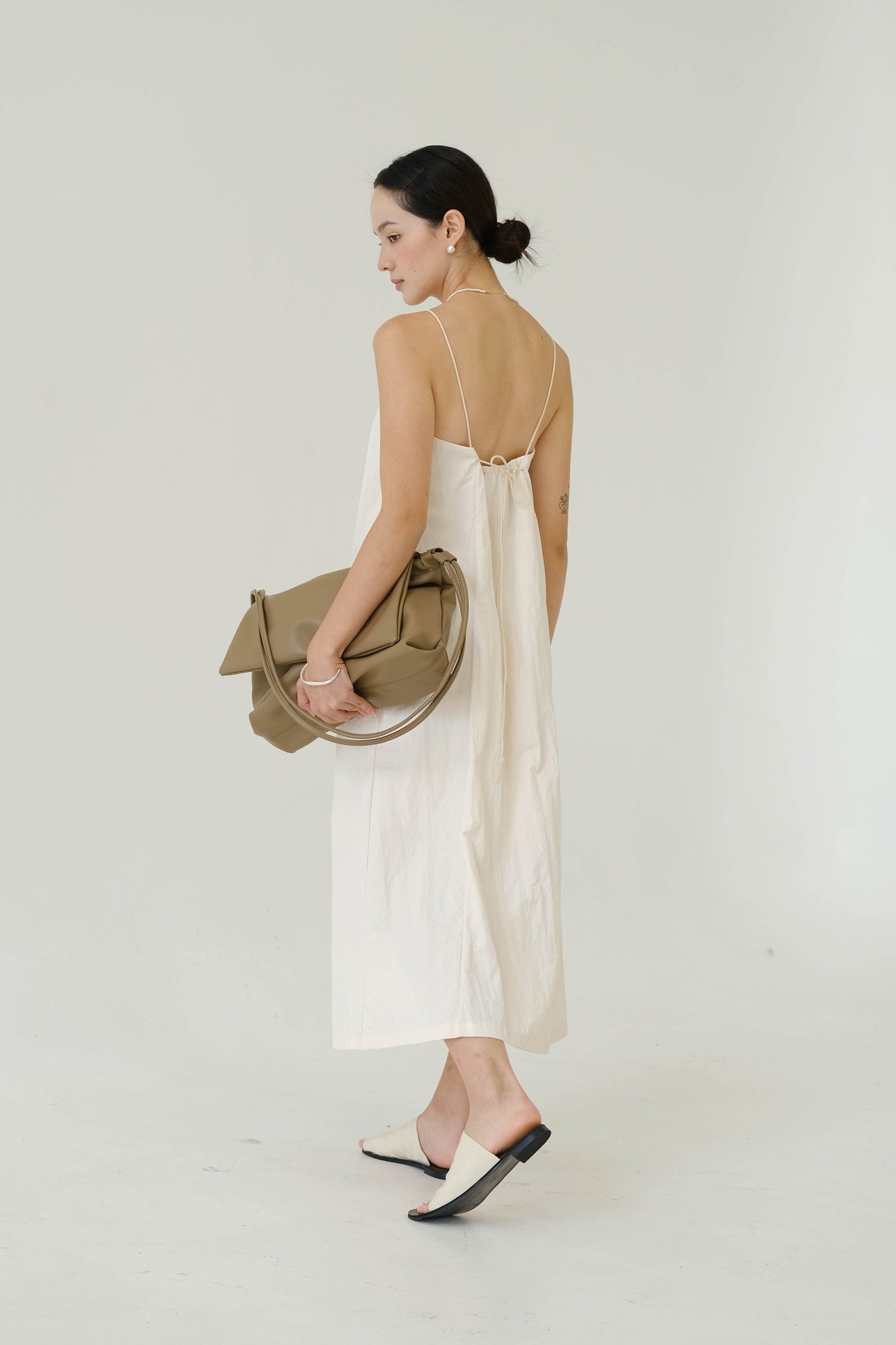 Drawstring Pleated Large Capacity Shoulder Bag in Mud Color