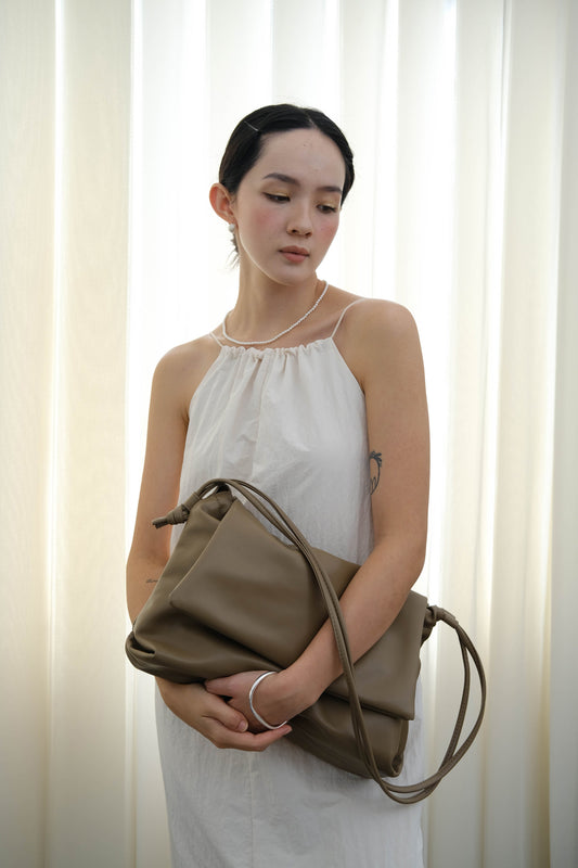 Drawstring Pleated Large Capacity Shoulder Bag in Mud Color