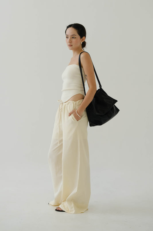 Drawstring Pleated Large Capacity Shoulder Bag in Classic Black