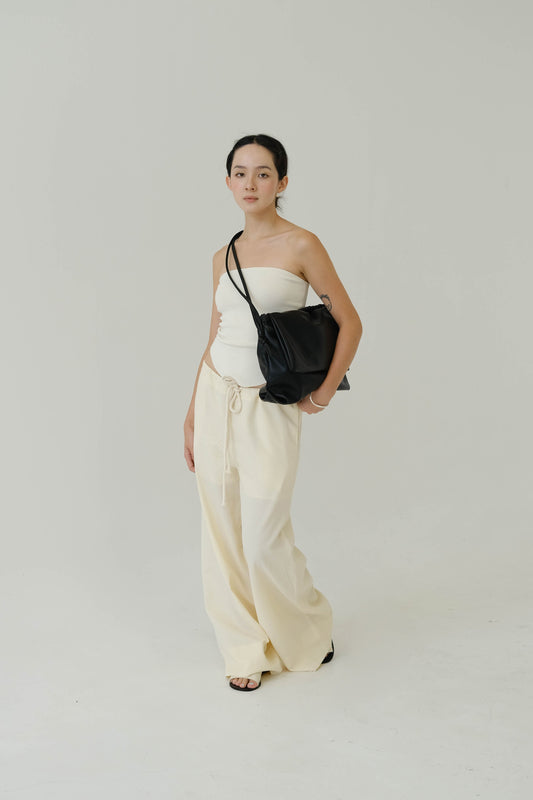 Drawstring Pleated Large Capacity Shoulder Bag in Classic Black