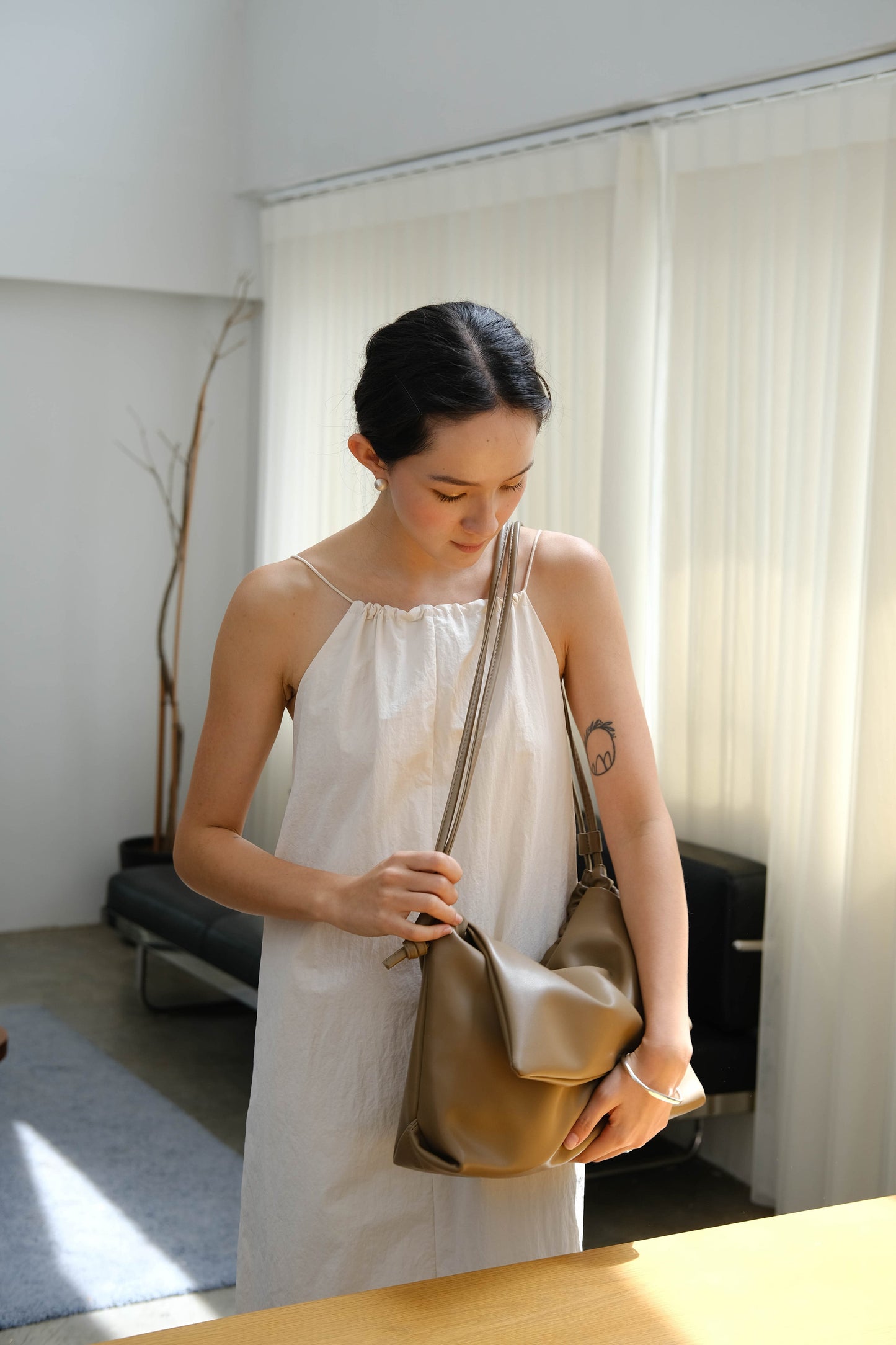 Drawstring Pleated Large Capacity Shoulder Bag in Mud Color