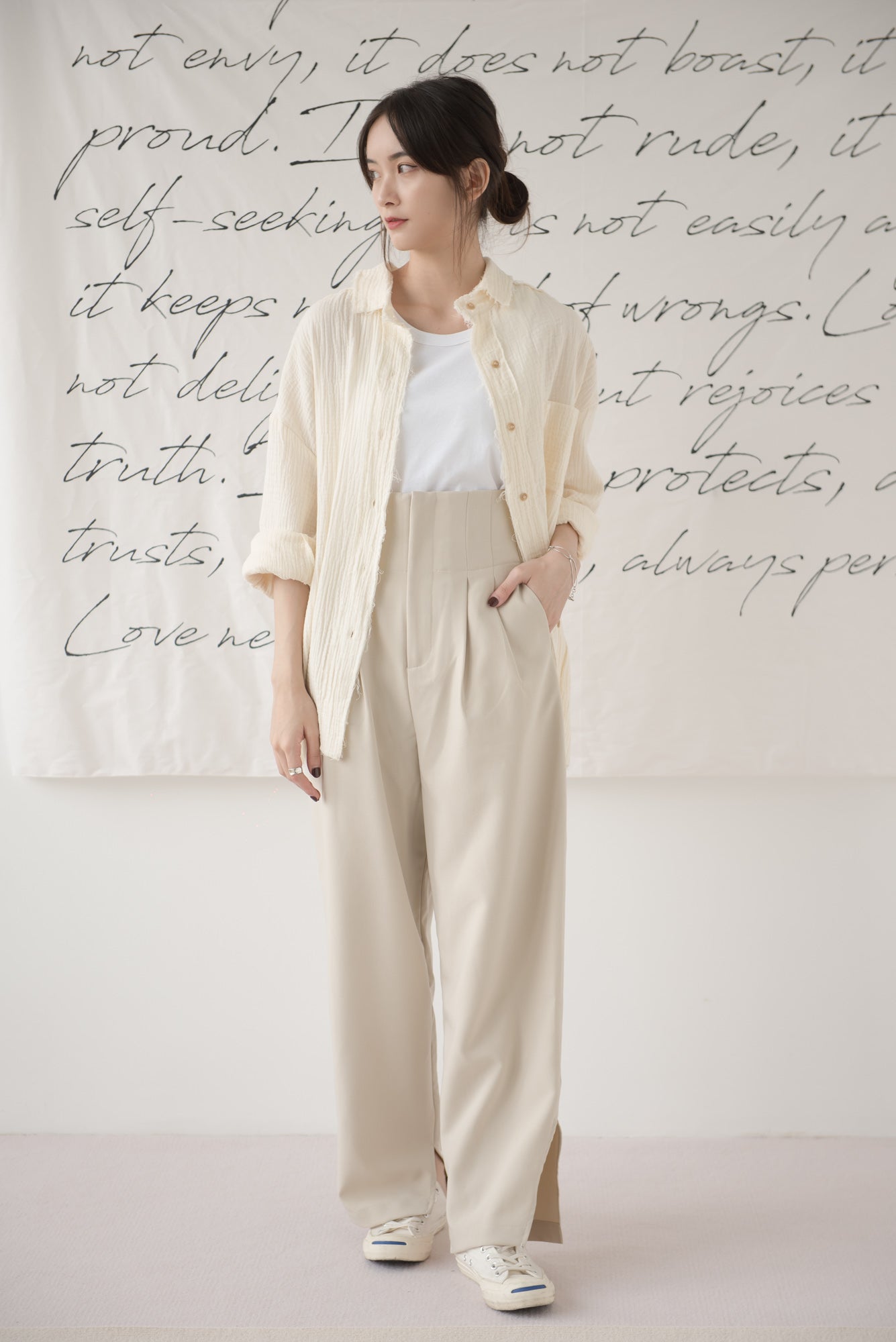 High-waisted wide-legged trousers