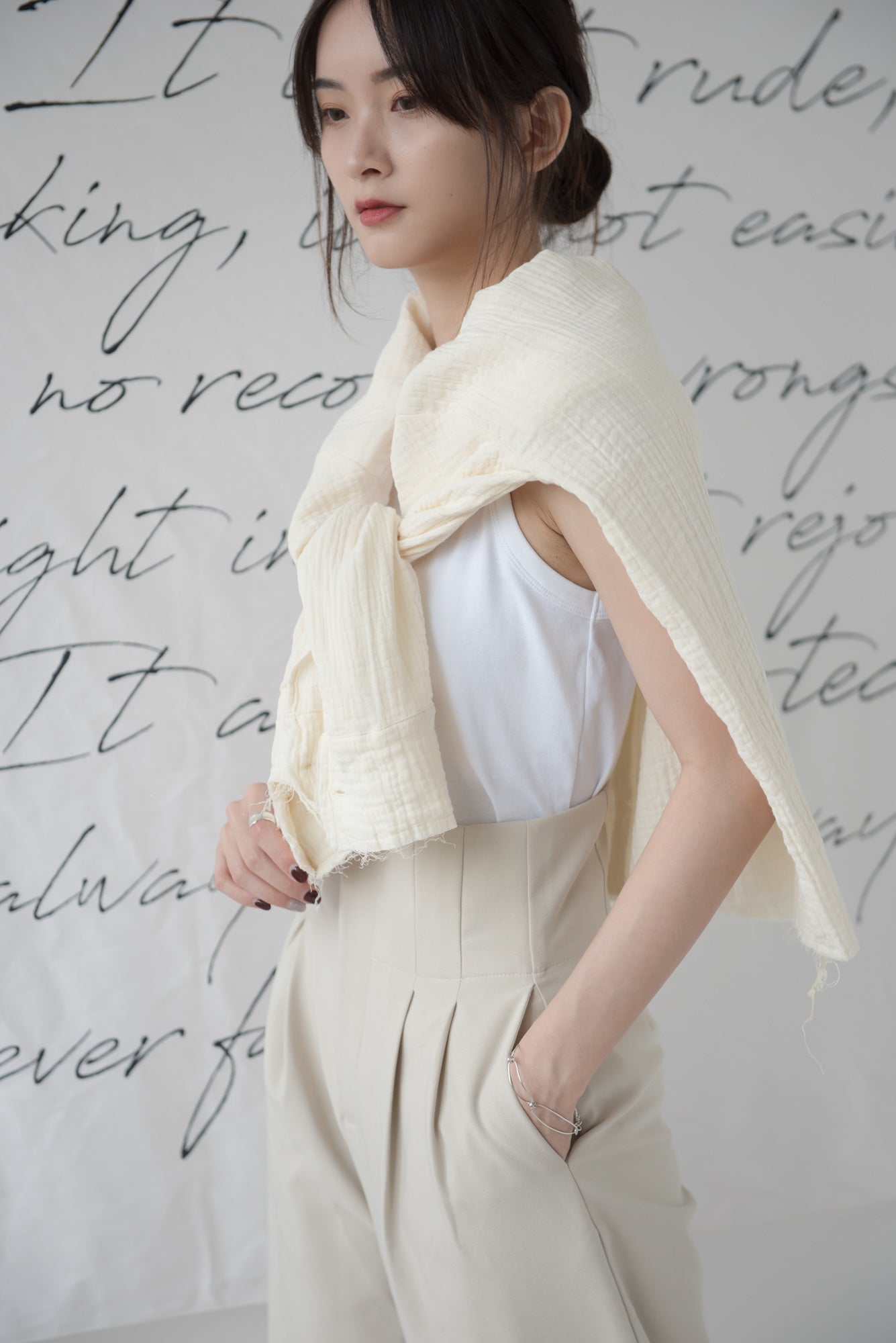 High-waisted wide-legged trousers