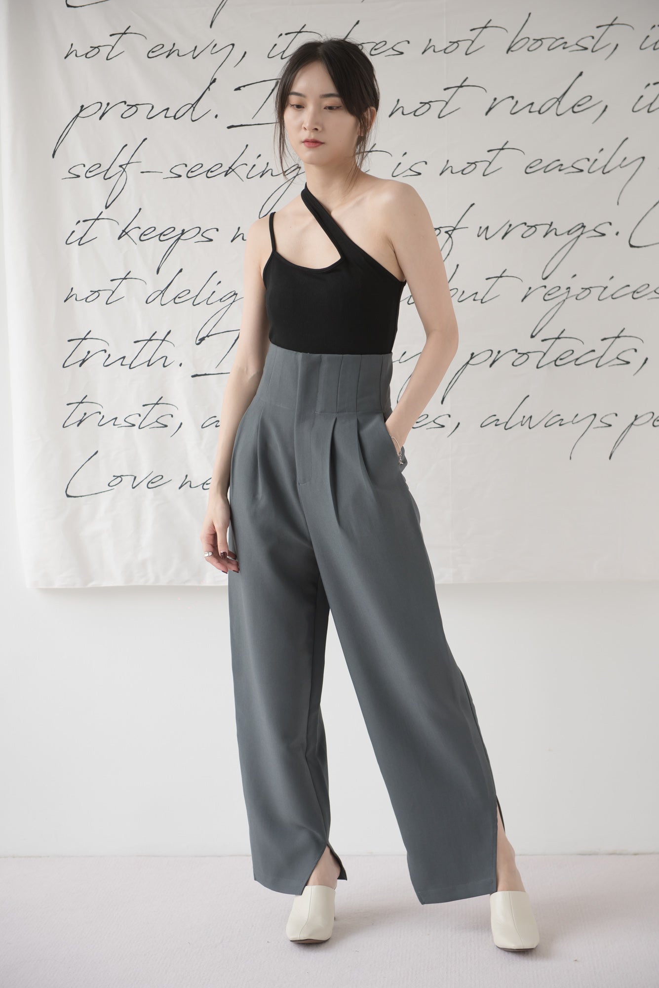 High-waisted wide-legged trousers in dark grey