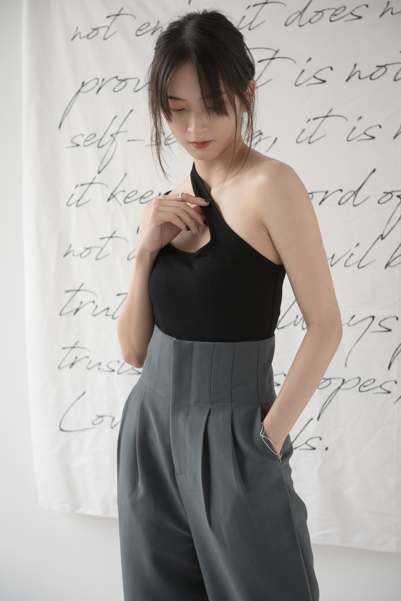 High-waisted wide-legged trousers in dark grey