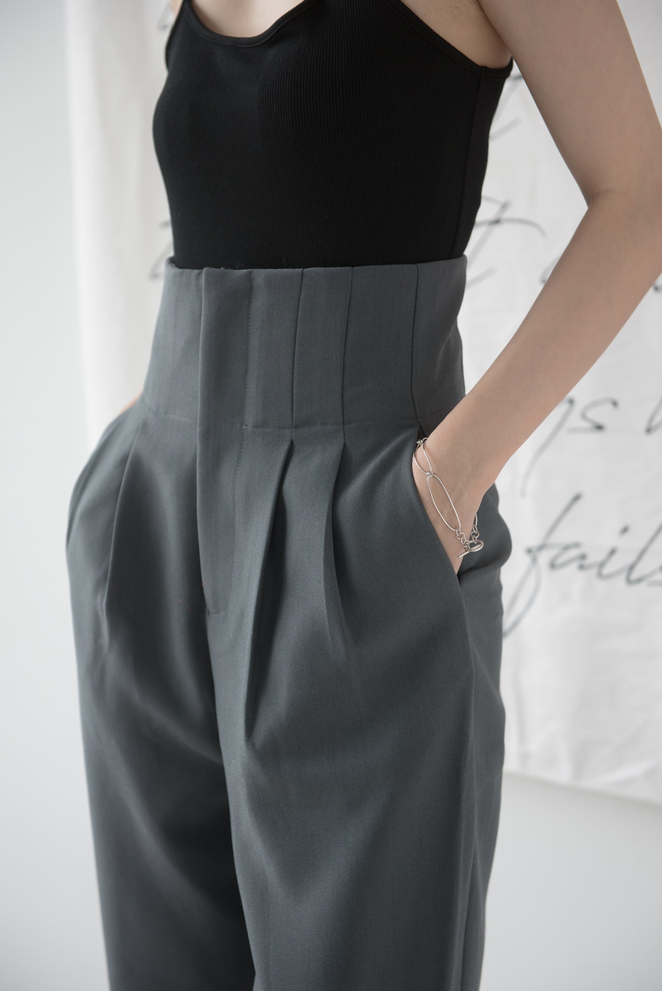 High-waisted wide-legged trousers in dark grey