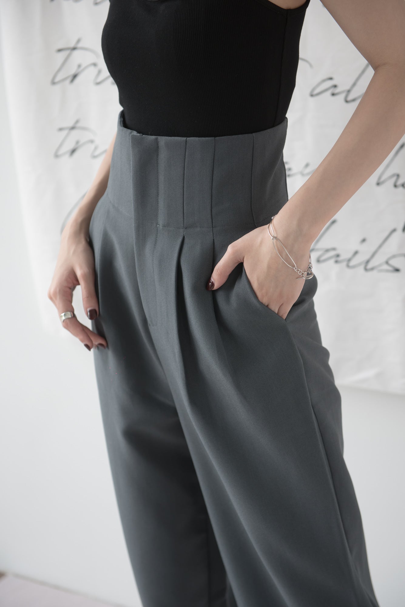 High-waisted wide-legged trousers in dark grey
