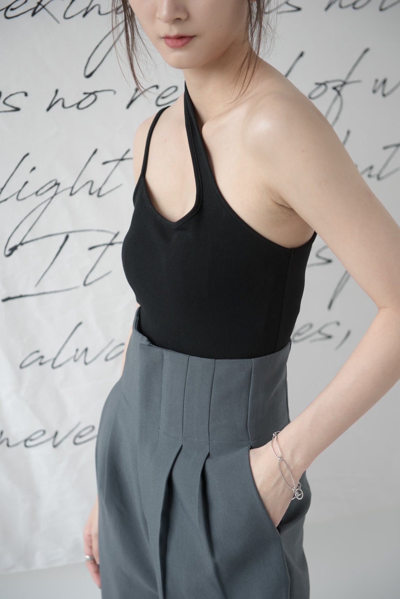 High-waisted wide-legged trousers in dark grey