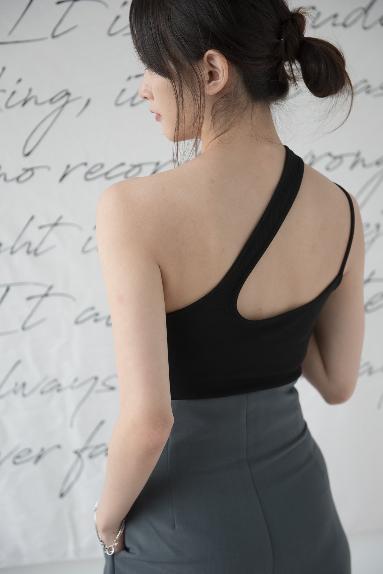 High-waisted wide-legged trousers in dark grey