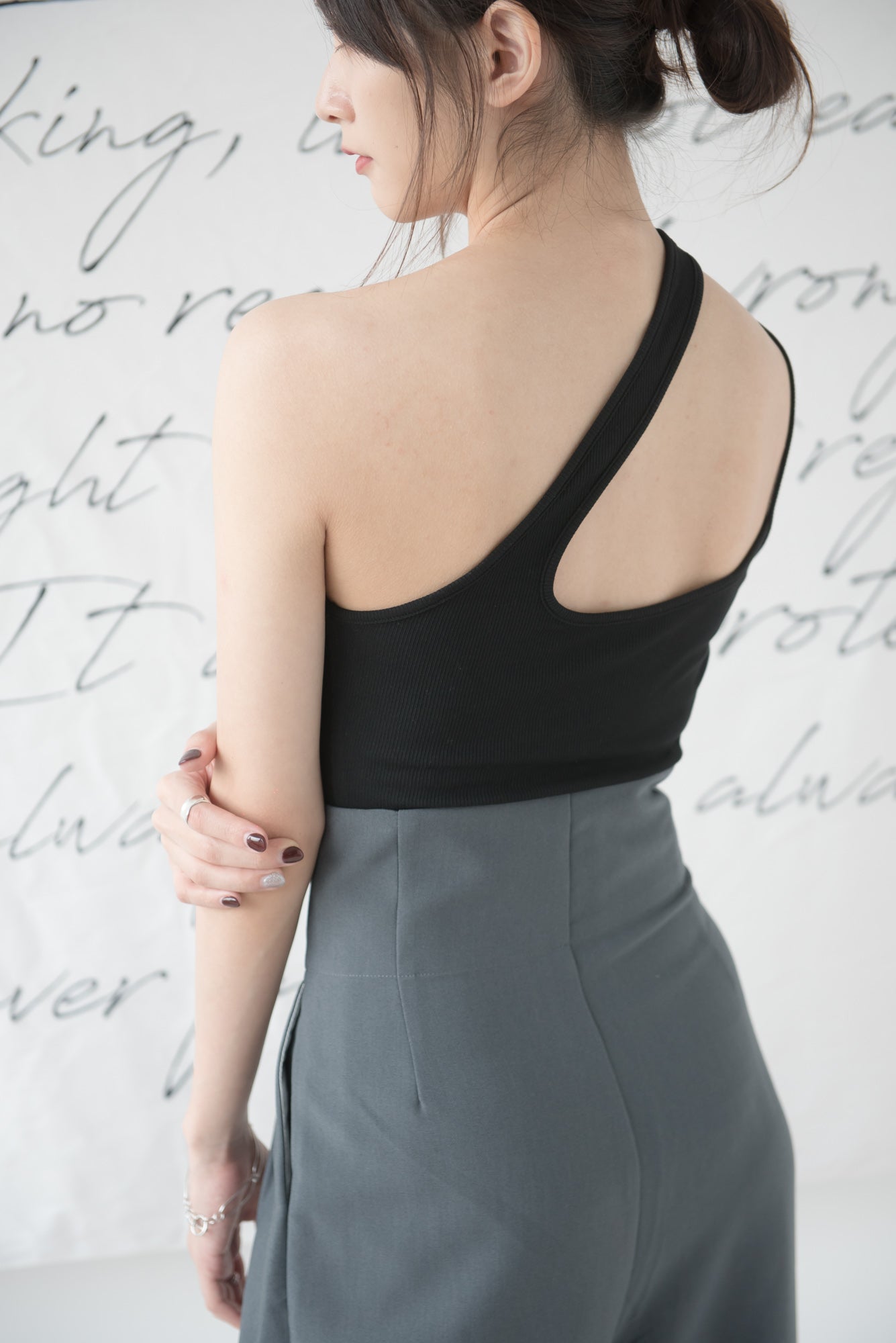 High-waisted wide-legged trousers in dark grey