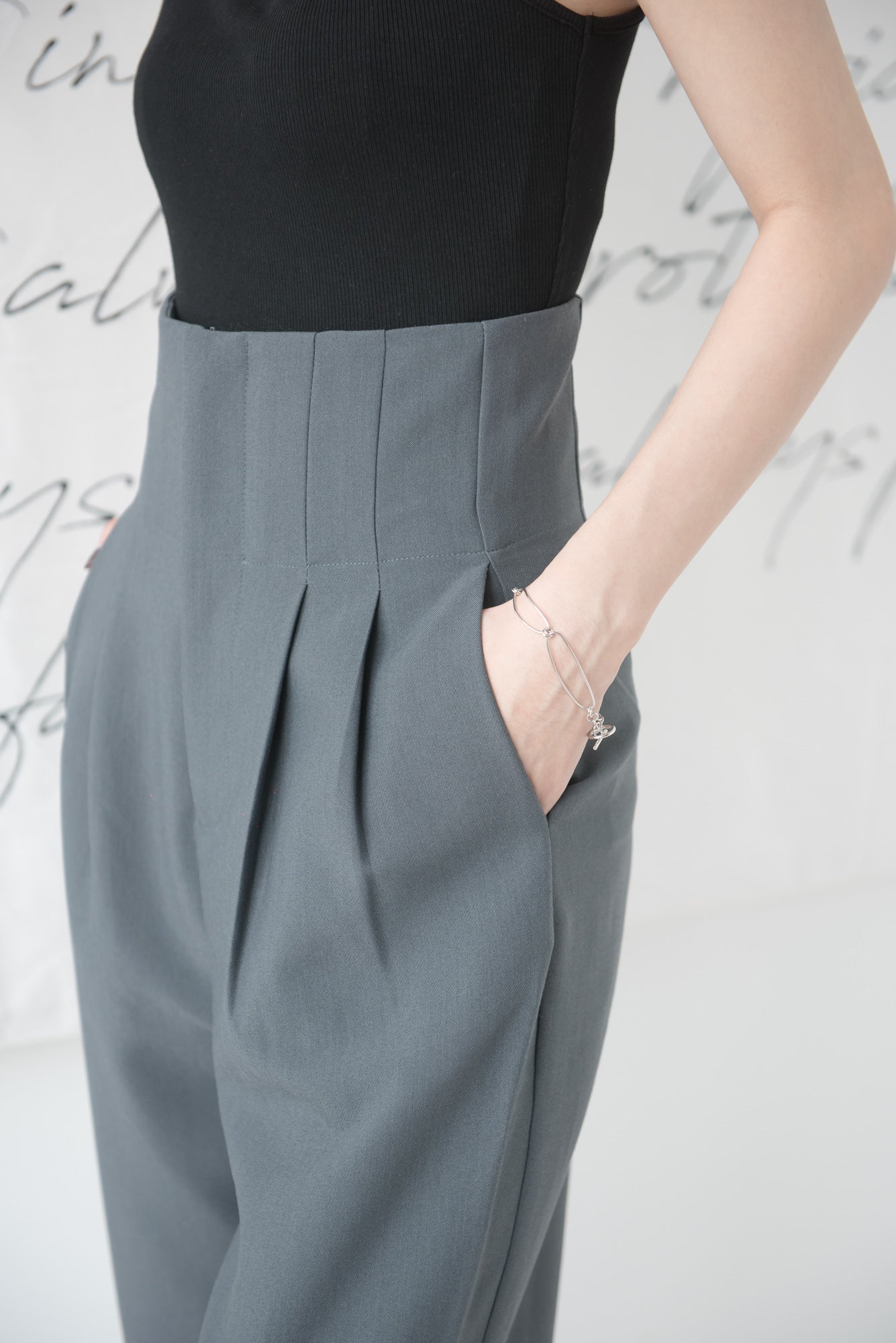 High-waisted wide-legged trousers in dark grey