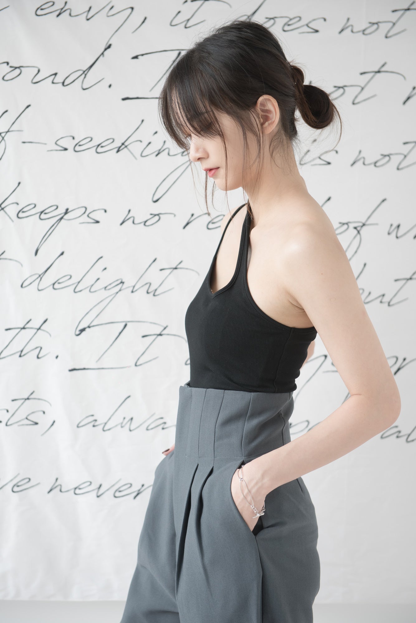 High-waisted wide-legged trousers in dark grey