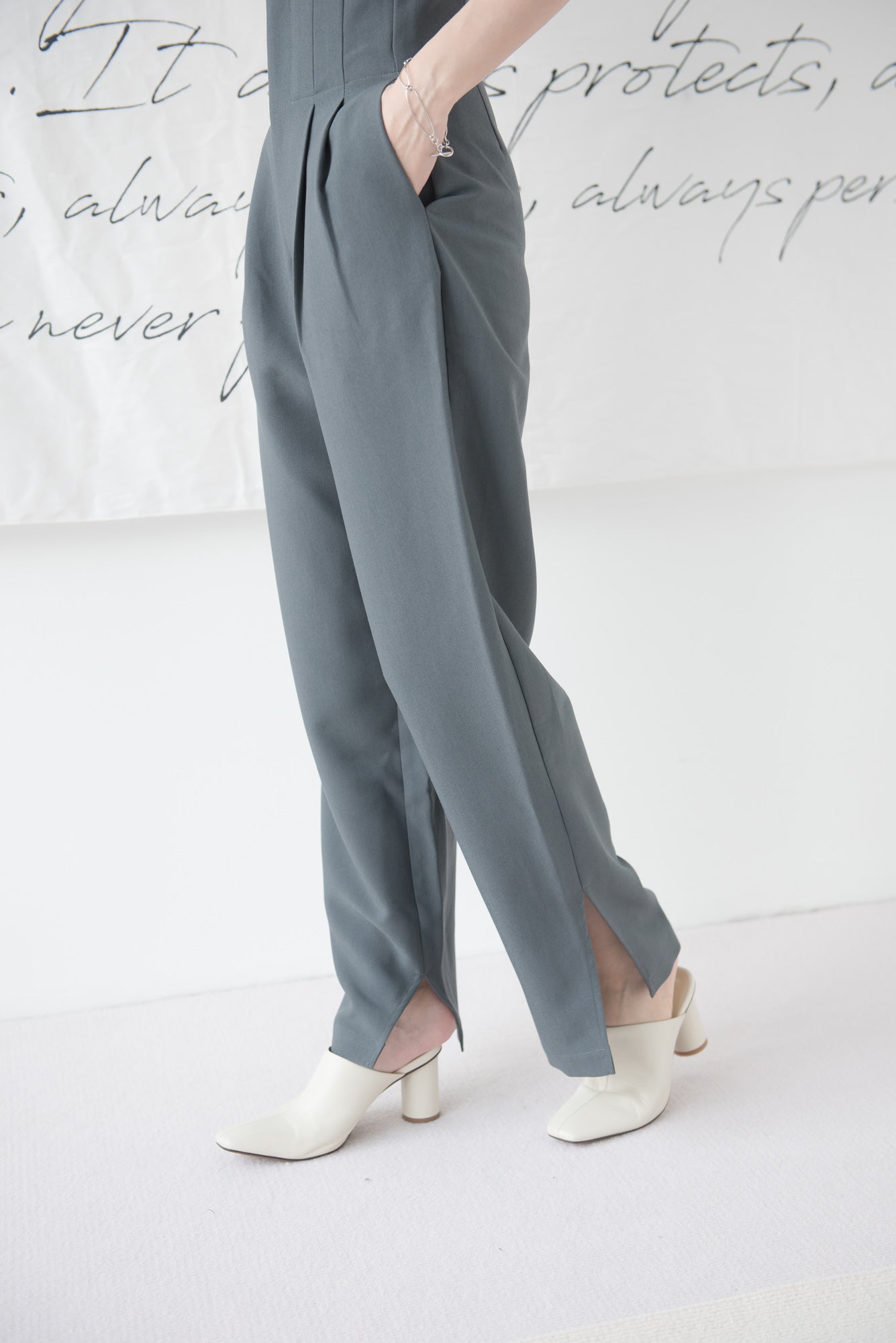 High-waisted wide-legged trousers in dark grey