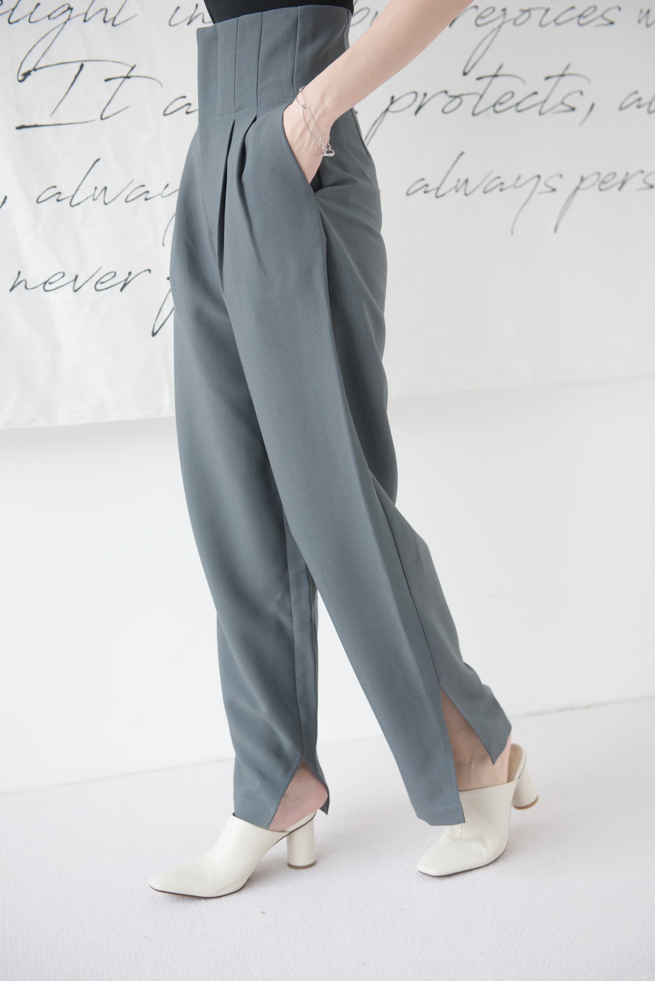 High-waisted wide-legged trousers in dark grey