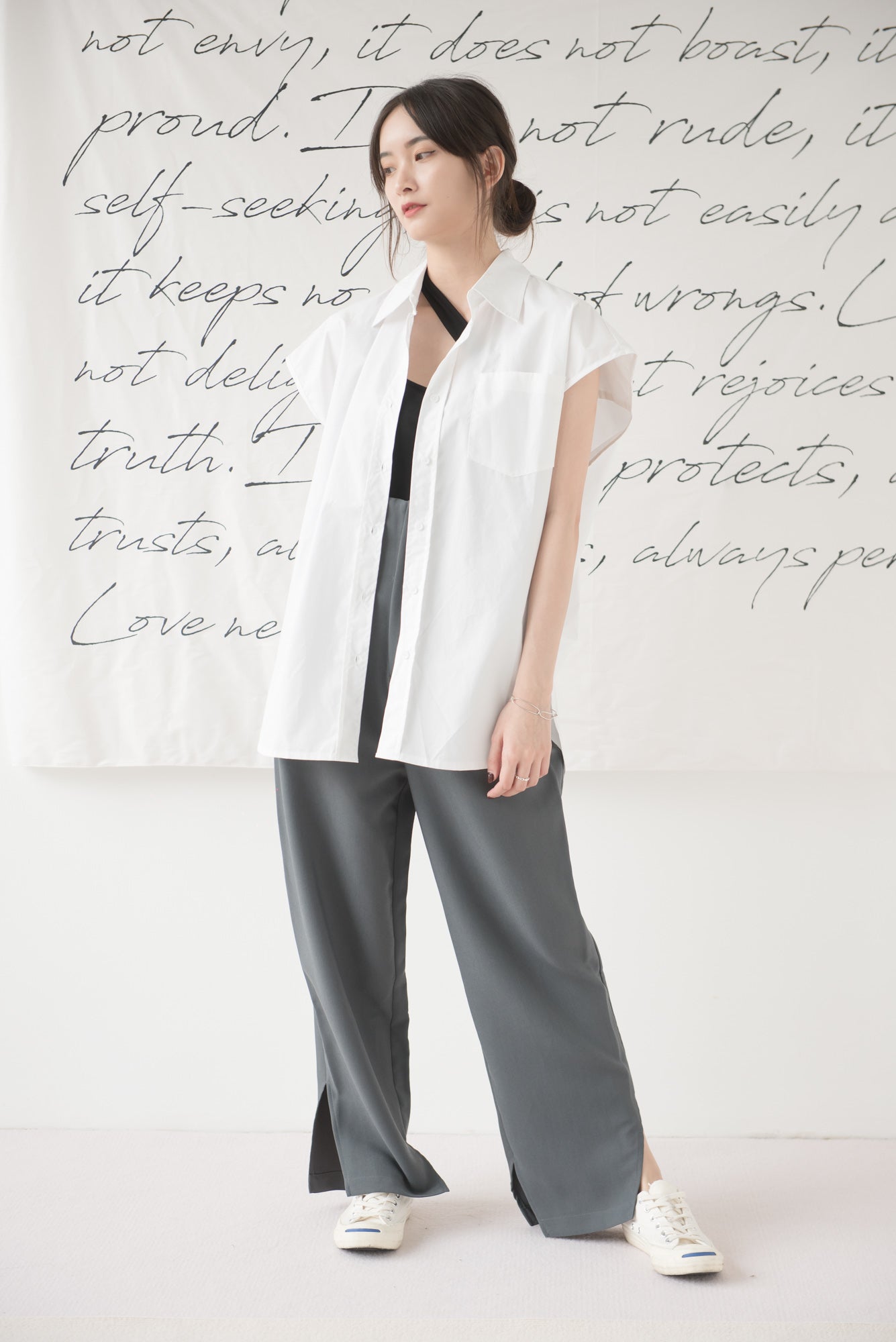 High-waisted wide-legged trousers in dark grey