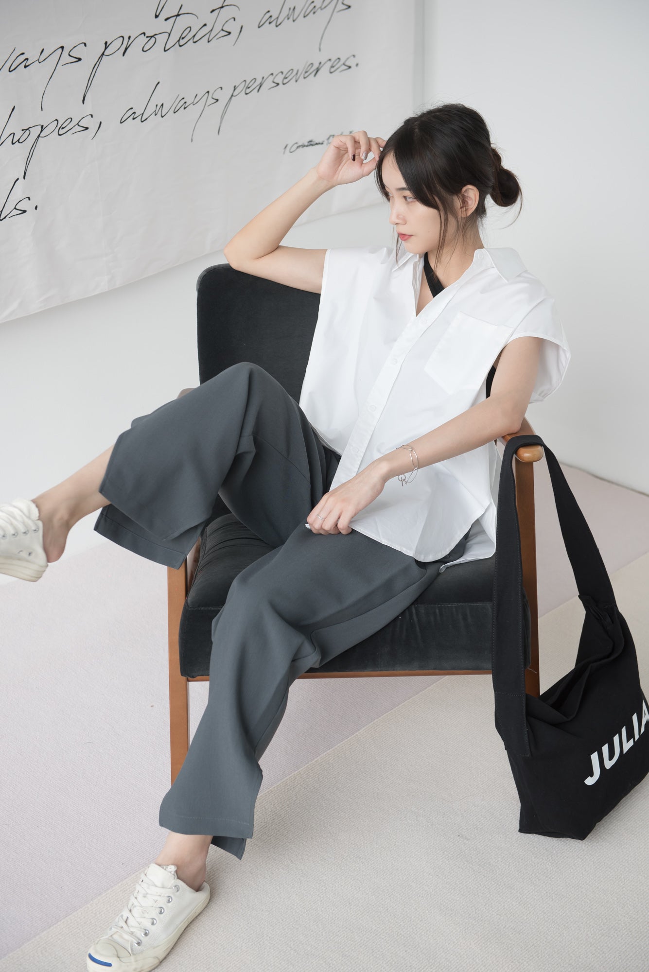 High-waisted wide-legged trousers in dark grey